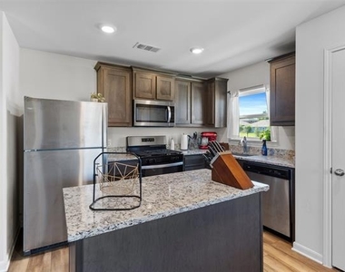 932 American Flyer Boulevard - Photo Thumbnail 5