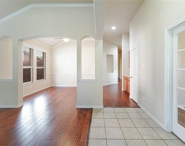 1323 Luverne Drive - Photo Thumbnail 7