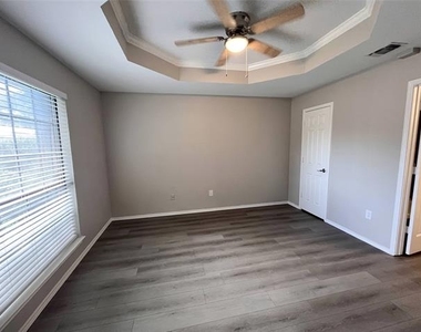 5628 Westchase Drive - Photo Thumbnail 10