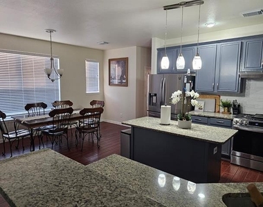 215 Lairds Drive - Photo Thumbnail 2