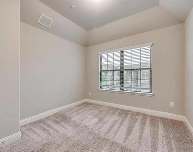 6416 Burbank Way - Photo Thumbnail 11