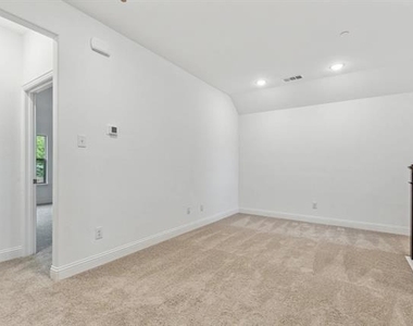6416 Burbank Way - Photo Thumbnail 20