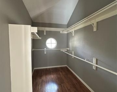 10105 Mallory Drive - Photo Thumbnail 7