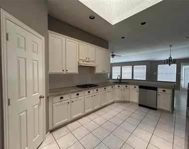 10105 Mallory Drive - Photo Thumbnail 3
