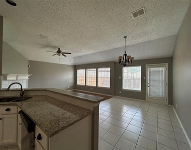 10105 Mallory Drive - Photo Thumbnail 4