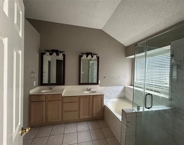 10105 Mallory Drive - Photo Thumbnail 6