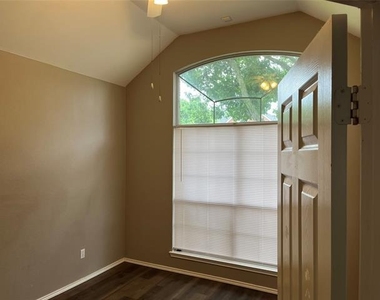 918 Morningside Lane - Photo Thumbnail 8