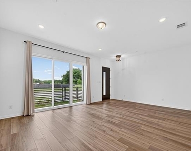1183 Doris May Drive - Photo Thumbnail 3