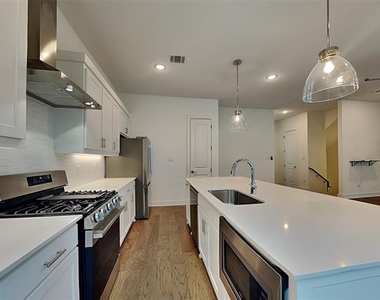 112 E Oscar Drive - Photo Thumbnail 6