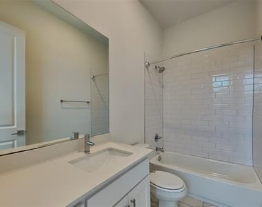 112 E Oscar Drive - Photo Thumbnail 7