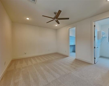 112 E Oscar Drive - Photo Thumbnail 13