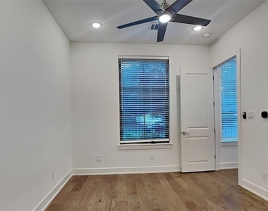 112 E Oscar Drive - Photo Thumbnail 8