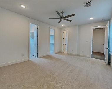 112 E Oscar Drive - Photo Thumbnail 1
