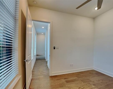 112 E Oscar Drive - Photo Thumbnail 14