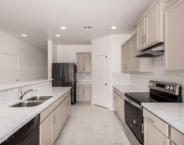 24409 W Sheraton Lane - Photo Thumbnail 12