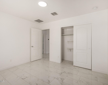 24409 W Sheraton Lane - Photo Thumbnail 24