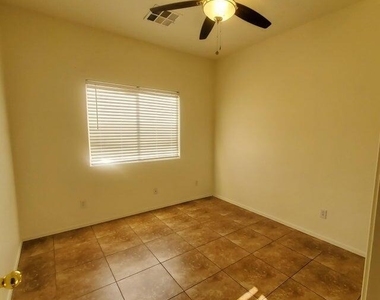 8458 E Edgewood Avenue - Photo Thumbnail 2