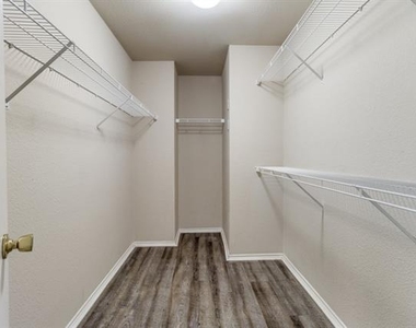 1721 Southridge Lane - Photo Thumbnail 21
