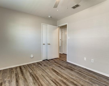 1721 Southridge Lane - Photo Thumbnail 17