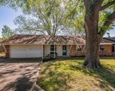 204 Ross Avenue - Photo Thumbnail 18