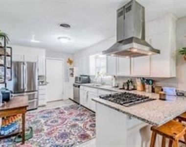 204 Ross Avenue - Photo Thumbnail 7