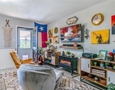 204 Ross Avenue - Photo Thumbnail 5