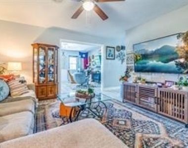 204 Ross Avenue - Photo Thumbnail 4
