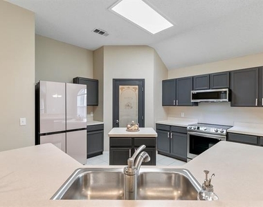 615 Lake Bridge Drive - Photo Thumbnail 8