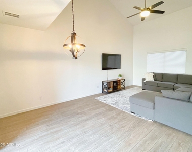 8144 W Beck Lane - Photo Thumbnail 7