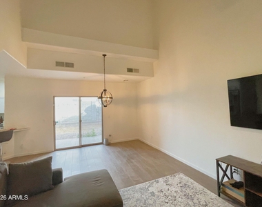 8144 W Beck Lane - Photo Thumbnail 5
