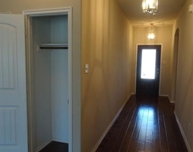 2805 Leslie Lane - Photo Thumbnail 4