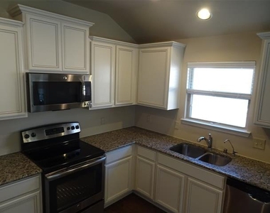 2805 Leslie Lane - Photo Thumbnail 7