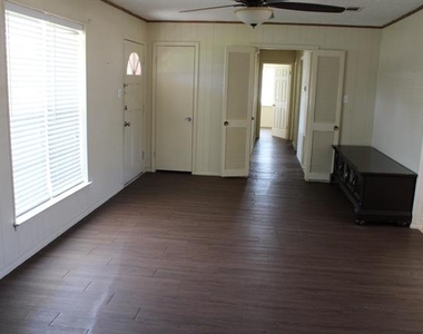 110 E Vanston Lane - Photo Thumbnail 11