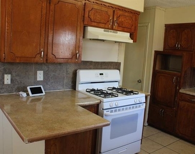 110 E Vanston Lane - Photo Thumbnail 2