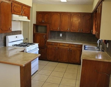 110 E Vanston Lane - Photo Thumbnail 1