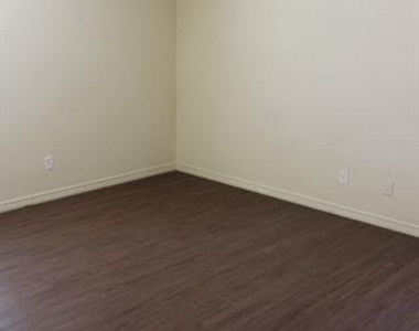110 E Vanston Lane - Photo Thumbnail 16
