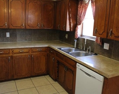 110 E Vanston Lane - Photo Thumbnail 3