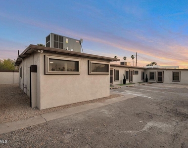 1108 S 33rd Avenue - Photo Thumbnail 10