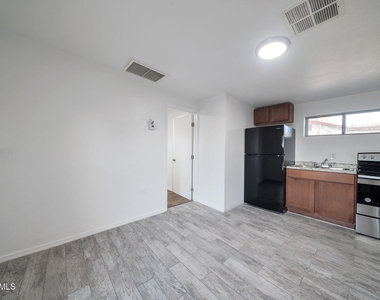 1108 S 33rd Avenue - Photo Thumbnail 2