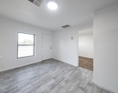 1108 S 33rd Avenue - Photo Thumbnail 3