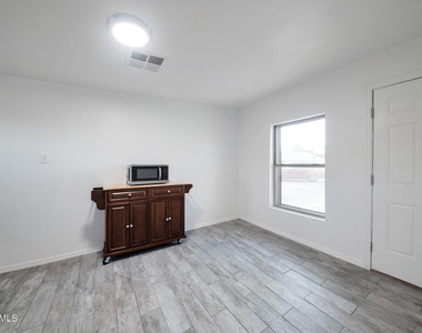 1108 S 33rd Avenue - Photo Thumbnail 4