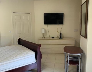 8906 Sandshot Court - Photo Thumbnail 2
