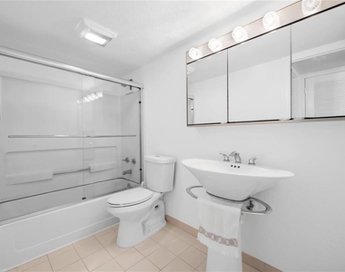 4800 Bayview - Photo Thumbnail 16