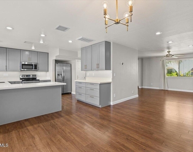 4233 N Miller Road - Photo Thumbnail 4