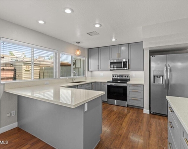 4233 N Miller Road - Photo Thumbnail 2