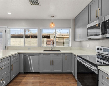 4233 N Miller Road - Photo Thumbnail 3