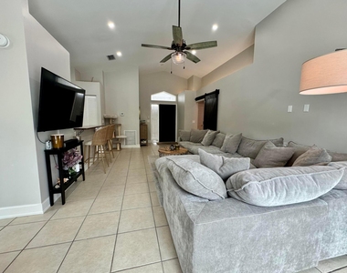 6135 Drake Street - Photo Thumbnail 9