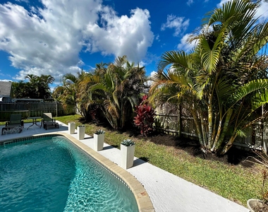 6135 Drake Street - Photo Thumbnail 2