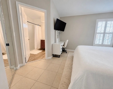6135 Drake Street - Photo Thumbnail 8