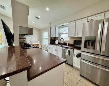 6135 Drake Street - Photo Thumbnail 12